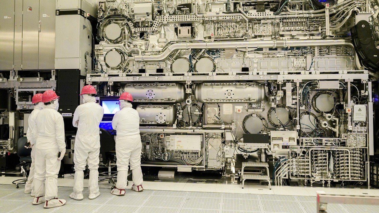 Intel обработала 1 000 000 пластин на сканерах High-NA EUV и внедрила маски 6×12 дюймов